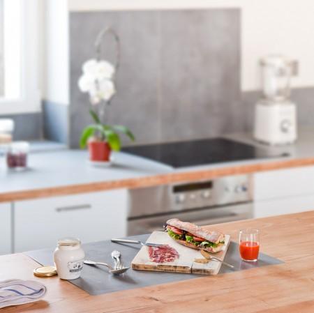 Un loft de 60 m² de estilo nórdico en París taburetes con respaldo de metal sillón swan sillón svane sillón cisne de arne jacobsen puertas correderas loft lámparas bombilla inspiración decoración paris estilo nórdico decoración estilo nórdico estilo escandinavo diseño de loft decoración en blanco decoración de loft cuadro asiático cocina moderna cocina ikea cocina blanca baño suelo damero