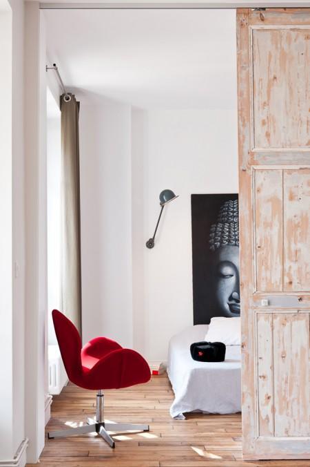 Un loft de 60 m² de estilo nórdico en París taburetes con respaldo de metal sillón swan sillón svane sillón cisne de arne jacobsen puertas correderas loft lámparas bombilla inspiración decoración paris estilo nórdico decoración estilo nórdico estilo escandinavo diseño de loft decoración en blanco decoración de loft cuadro asiático cocina moderna cocina ikea cocina blanca baño suelo damero