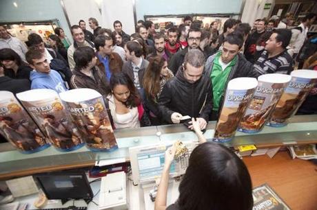 PS3- Colas para comprar Uncharted 3 en FNAC Callao 20111102-065939.jpg