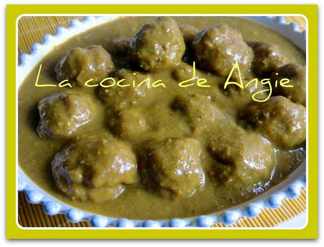 ALBÓNDIGAS EN SALSA DE CURRY Y CACAHUETES