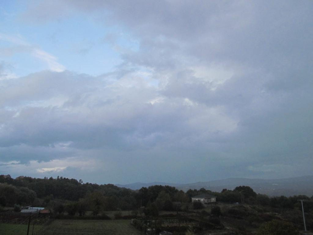 Tarde oscura (casi parece noche) con lluvia, frío y viento - peor de lo que me advirtieron por la mañana