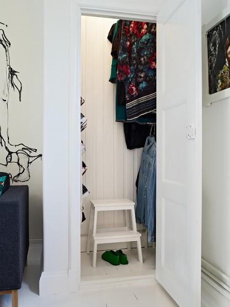 suelos de madera negros suelos de madera blancos suelo damero blanco negro baño sofá de ikea sillas eames papel de pared de árboles muebles de ikea muebles de diseño mecedora eames sin brazos escalera de caracol dibujos en las paredes cómoda estilo clásico danés años 50 cocinas modernas cocinas industriales cocinas grises y blancas cocinas de ikea cama tatami alfombra jarapa 