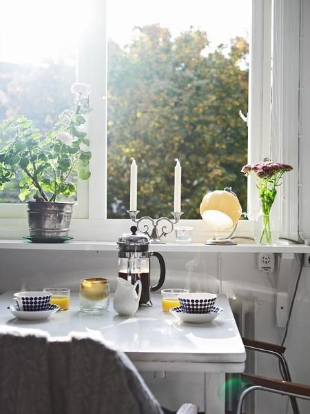 suelos de madera negros suelos de madera blancos suelo damero blanco negro baño sofá de ikea sillas eames papel de pared de árboles muebles de ikea muebles de diseño mecedora eames sin brazos escalera de caracol dibujos en las paredes cómoda estilo clásico danés años 50 cocinas modernas cocinas industriales cocinas grises y blancas cocinas de ikea cama tatami alfombra jarapa 