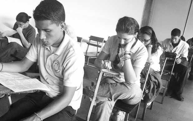 Estudiantes de secundaria recibirán computadoras Canaima