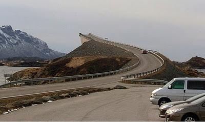 Camino a ninguna parte, ilusión óptica del puente Storseisundet (Contiene Fotos)