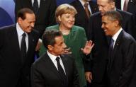 La canciller alemana Ángela Merkel dijo el jueves que asegurar la estabilidad del euro es una prioridad más importante que garantizar la continuidad de Grecia como miembro de la moneda única. Imagen de Merkel bromeando con el primer ministro italiano, Silvio Berlusconi (a su izq.), el presidente francés, Nicolas Sarkozy (delante de él), y el estadounidense, Barack Obama, ante el primer ministro turco, Recep Tayip Erdogan, en la foto de familia de la cumbre del G-20 celebrada el 2 de noviembre en Cannes. REUTERS/Kevin Lamarque