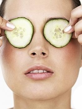 pepino Remedios caseros para las bolsas de los ojos