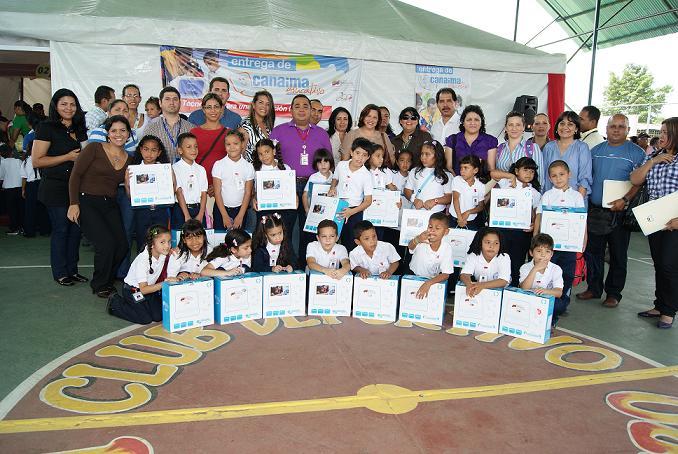 260 niños de la UEE Rosa Amelia Flores recibieron Canaimas