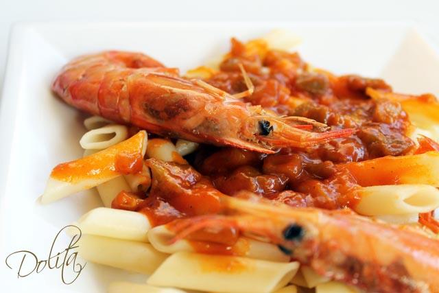 MACARRONES EN SALSA DE TOMATE CON BERENJENAS Y LANGOSTINOS