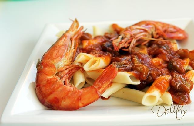 MACARRONES EN SALSA DE TOMATE CON BERENJENAS Y LANGOSTINOS