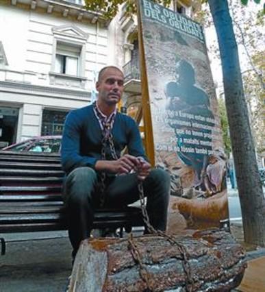 Pep Guardiola, encadenado ayer en la Rambla de Catalunya. MARC ISERN