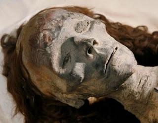 Ladron de tumbas detenido con más de 20 cadáveres de mujeres disfrazados en su casa