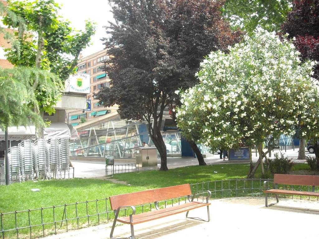 Un mediodía soleado, atravesar la plaza camino al Metro resulta refrescante