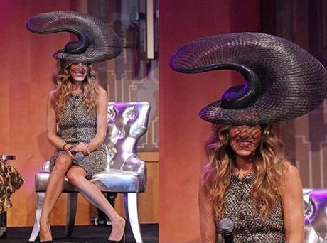 Sarah Jessica Parker luce en Melbourne un descomunal sombrero de Philip  Treacy