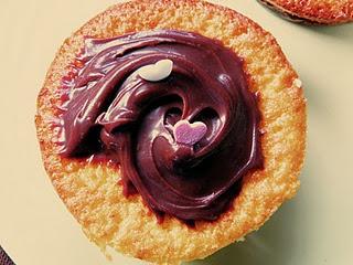 Muffins de vainilla con fresa y cobertura de chocolate.