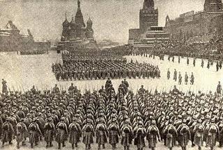 Moscú celebra el 24º Aniversario de la Revolución de Octubre con los alemanes a las puertas - 07/11/1941.
