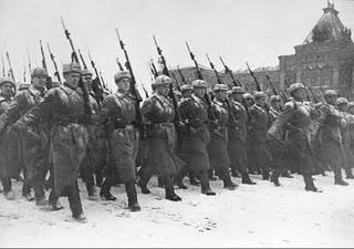 Moscú celebra el 24º Aniversario de la Revolución de Octubre con los alemanes a las puertas - 07/11/1941.