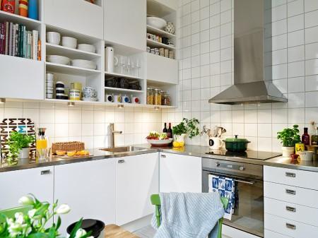 Un apartamento de 55 m² con mucho diseño gráfico sofá blanco de ikea posters gráficos decoración porcelana de colores muebles de ikea letras decorativas le klint 178 lámpara le klint diseño nórdico diseño gráfico nórdico decoración sueca decoración estilo nórdico colcha cuadros de colores ganchillo cocina moderna cocina de ikea cocina blanca botes de metal de colores decorativos almacenaje ikea