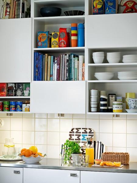 Un apartamento de 55 m² con mucho diseño gráfico sofá blanco de ikea posters gráficos decoración porcelana de colores muebles de ikea letras decorativas le klint 178 lámpara le klint diseño nórdico diseño gráfico nórdico decoración sueca decoración estilo nórdico colcha cuadros de colores ganchillo cocina moderna cocina de ikea cocina blanca botes de metal de colores decorativos almacenaje ikea