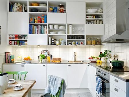 Un apartamento de 55 m² con mucho diseño gráfico sofá blanco de ikea posters gráficos decoración porcelana de colores muebles de ikea letras decorativas le klint 178 lámpara le klint diseño nórdico diseño gráfico nórdico decoración sueca decoración estilo nórdico colcha cuadros de colores ganchillo cocina moderna cocina de ikea cocina blanca botes de metal de colores decorativos almacenaje ikea