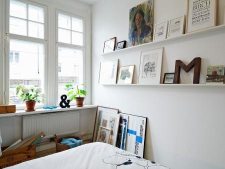 Un apartamento de 55 m² con mucho diseño gráfico sofá blanco de ikea posters gráficos decoración porcelana de colores muebles de ikea letras decorativas le klint 178 lámpara le klint diseño nórdico diseño gráfico nórdico decoración sueca decoración estilo nórdico colcha cuadros de colores ganchillo cocina moderna cocina de ikea cocina blanca botes de metal de colores decorativos almacenaje ikea