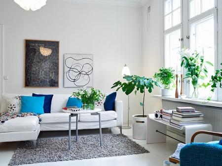 Un apartamento de 55 m² con mucho diseño gráfico sofá blanco de ikea posters gráficos decoración porcelana de colores muebles de ikea letras decorativas le klint 178 lámpara le klint diseño nórdico diseño gráfico nórdico decoración sueca decoración estilo nórdico colcha cuadros de colores ganchillo cocina moderna cocina de ikea cocina blanca botes de metal de colores decorativos almacenaje ikea