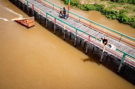 Campeón mundial de wakeboard demostró todo su talento atravesando el río Amazonas Pedro Caldas