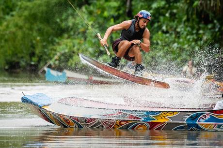 Campeón mundial de wakeboard demostró todo su talento atravesando el río Amazonas Pedro Caldas
