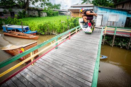 Campeón mundial de wakeboard demostró todo su talento atravesando el río Amazonas Pedro Caldas