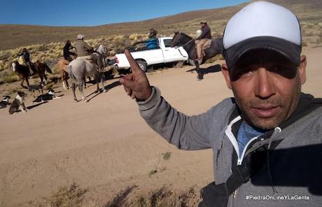 Traslado a caballo de materiales hacia un cerro para instalar una torre en Mencué