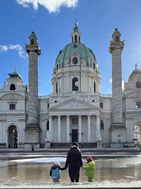Visitando la iglesia de San Carlos en Viena con niños.