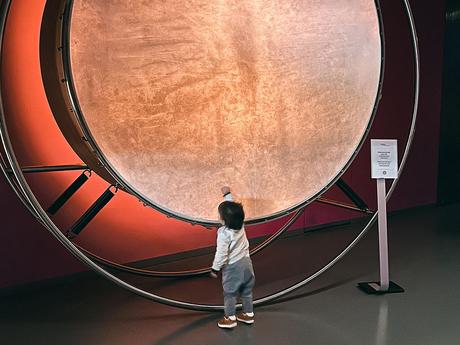 Un bebé en Haus der Musik, uno de los mejores planes que hacer en Viena con niños.