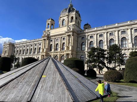 Dos niños frente a la fachada del museo de historia natural de Viena