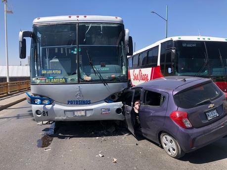Auto choca contra autobús de frente sobre puente de avenida Universidad