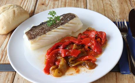 Bacalao confitado con ensalada de pimientos asados, receta sencilla para enamorarse del pescado