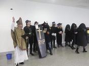 Trabajadores aeropuerto Menorca parodian funeral puestos trabajo perdidos.
