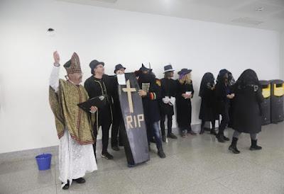 Trabajadores del aeropuerto de Menorca parodian un funeral por los puestos de trabajo perdidos.