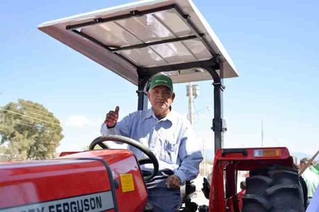 Gobernador entrega apoyos agropecuarios en el Altiplano