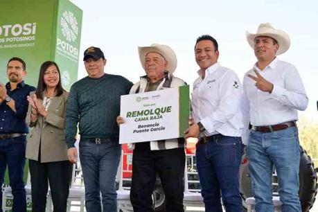 Gobernador entrega apoyos agropecuarios en el Altiplano