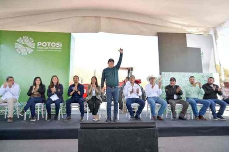 Gobernador entrega apoyos agropecuarios en el Altiplano