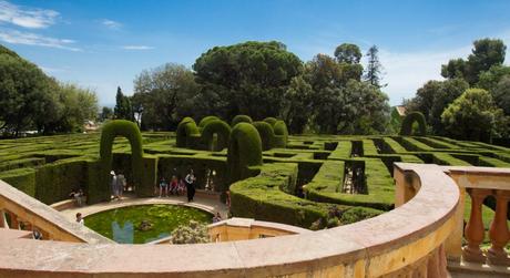 Panorámica del laberinto de plantas con una fuente y algunos árboles al fondo