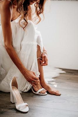 Novia abrochándose las sandalias