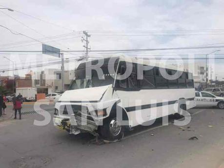 Choque en Tierra Blanca entre autobús escolar y automóvil deja dos personas prensadas