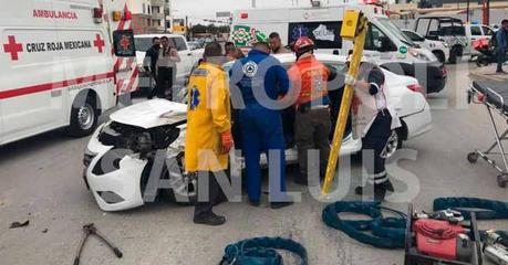Choque en Tierra Blanca entre autobús escolar y automóvil deja dos personas prensadas