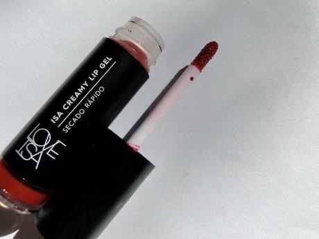 Maquillaje Isa Love de Isadora: así quedan la máscara de pestañas, labial matte, base, corrector e iluminador.