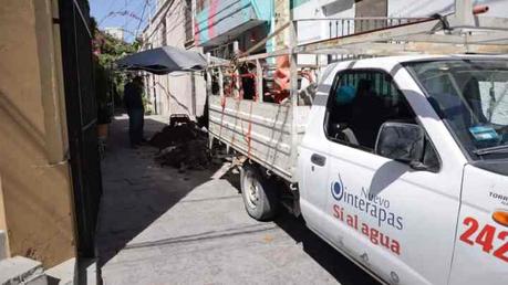 En el callejón del Cariño recuperan caudal, debido a una fuga