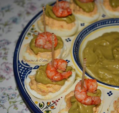 Huevos rellenos con guacamole y gambas Huevos rellenos con guacamole y gambas