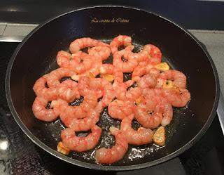 Huevos rellenos con guacamole y gambas Huevos rellenos con guacamole y gambas