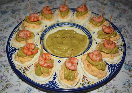 Huevos rellenos con guacamole y gambas