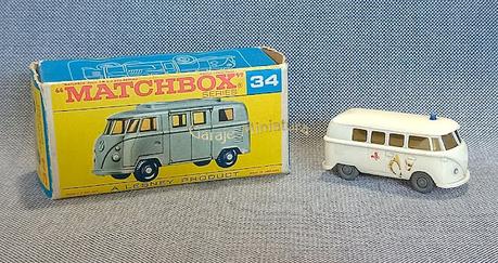 Volkswagen Kombi en dos versiones de Matchbox y Wiking